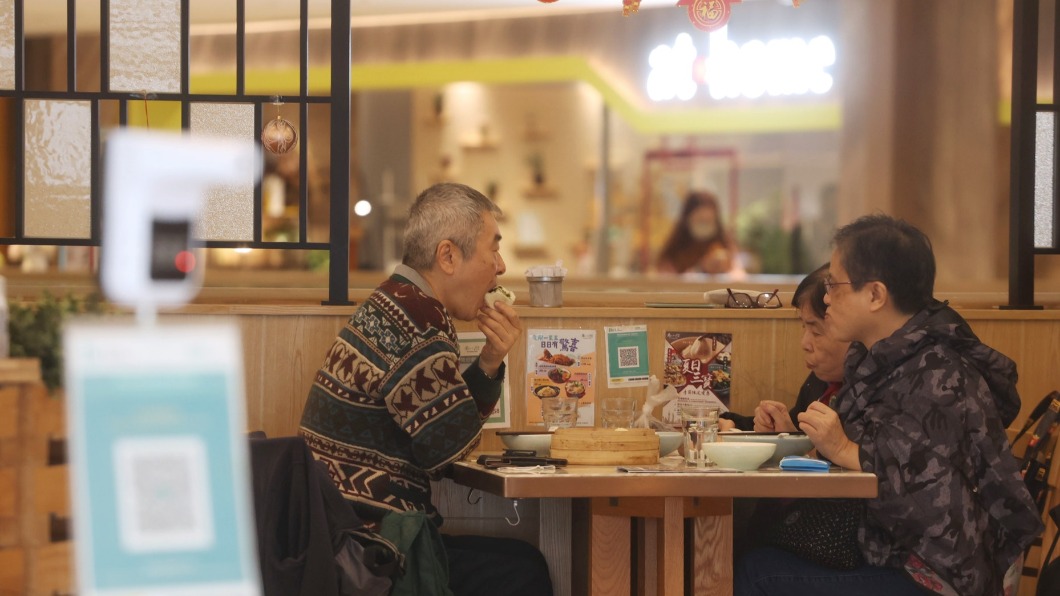 香港餐廳加強防疫限制。(圖/香港01提供)