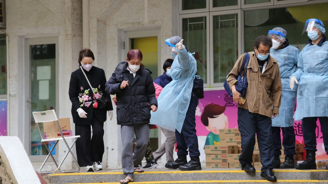 屯門良景邨良傑樓共發現73例初步陽性檢測個案。(圖/香港01提供)