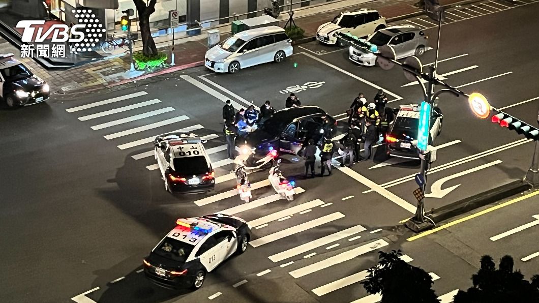 線上警力到場包圍該車。（圖／TVBS）