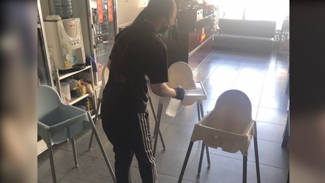 業者緊急對店內進行清消。（圖／翻攝自辣匠麻辣燙《岡山總店》臉書）