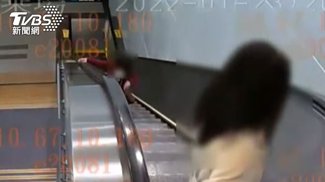 女乘客不勝酒力跌倒受傷。(圖/TVBS)