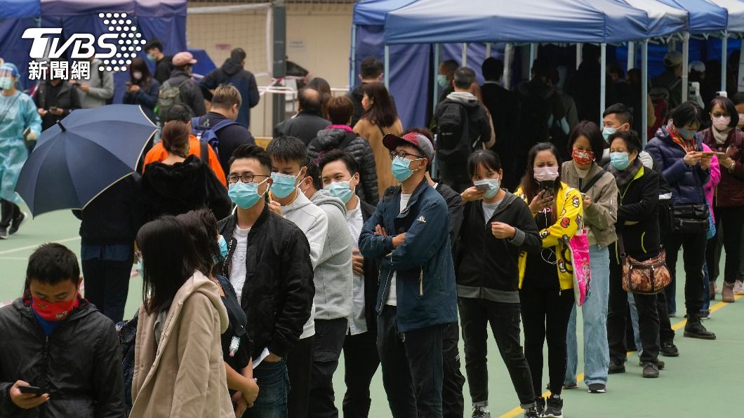 香港民眾等候病毒篩檢。(圖/達志影像美聯社)