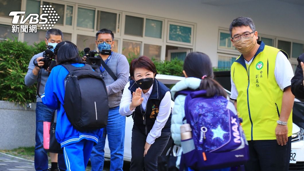 開學首日 盧秀燕視察校園防疫要求師生戴口罩
