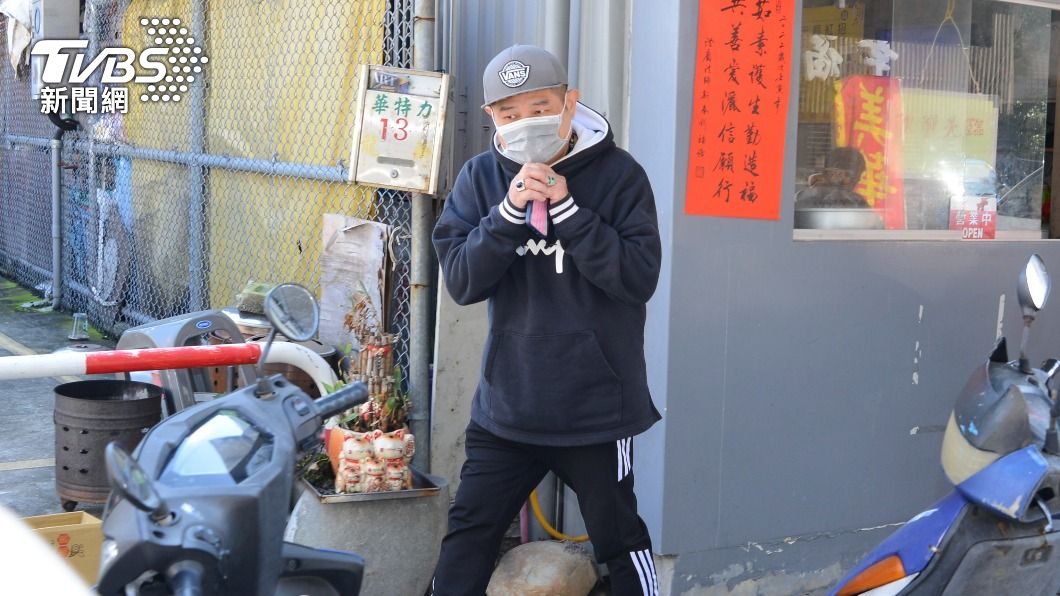 許效舜靈堂送好友 不捨明金成「無法陪伴妻小成長」