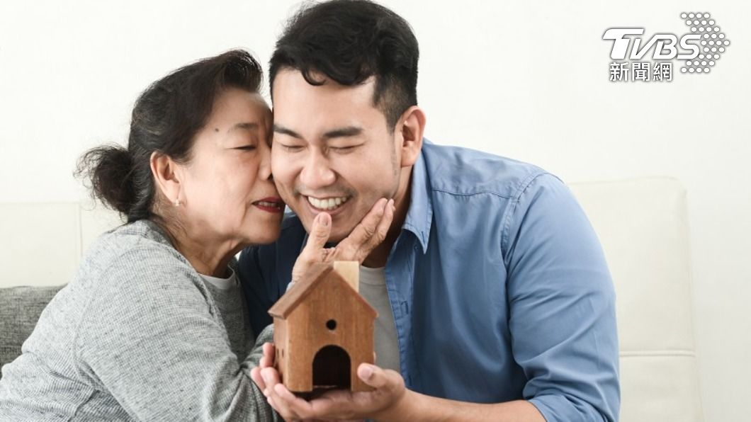 老公如果只在乎媽媽而忘了老婆,便很容易產生婚姻問題。(示意圖/shutterstock達志影像)
