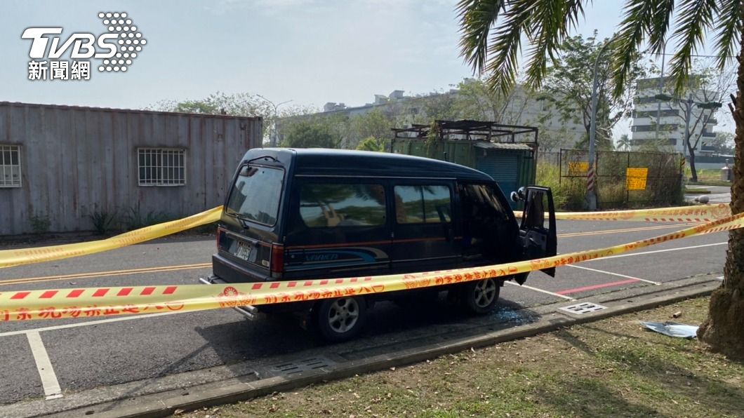 高雄廂型車飄異味 路人驚見一腫脹男屍在車內
