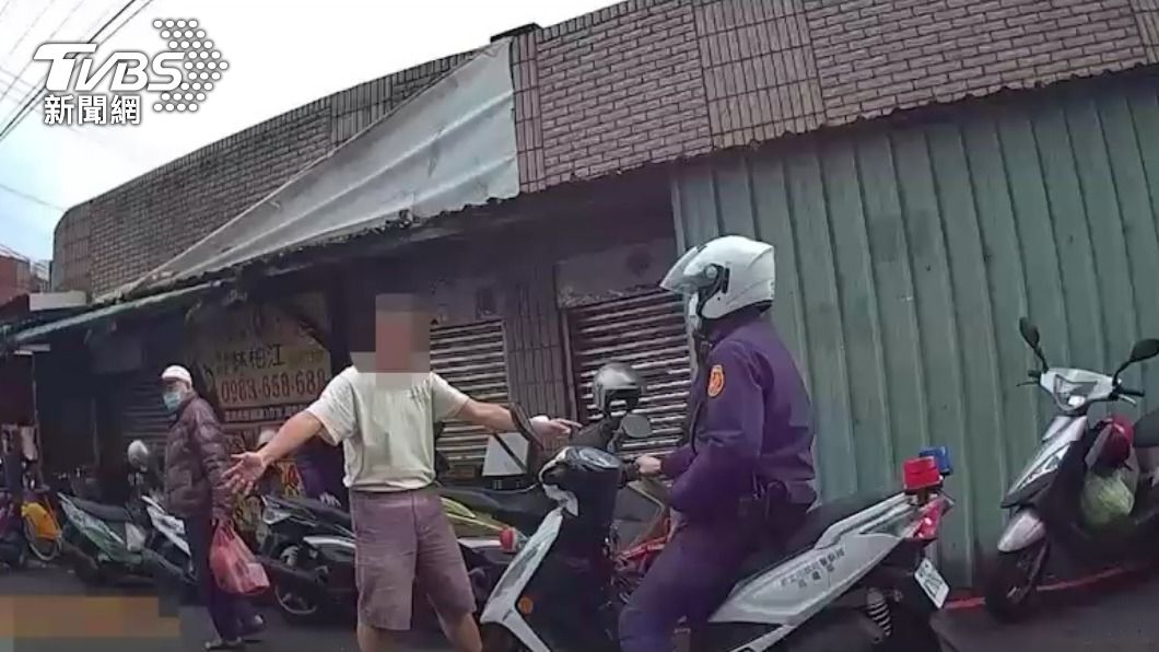 男子擋在警察機車前方。（圖／TVBS）