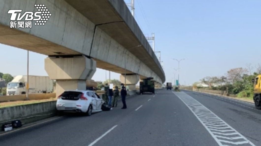 遇到對手!北歐進口車遭雲豹裝甲車慘撞 車輪歪一邊躺平