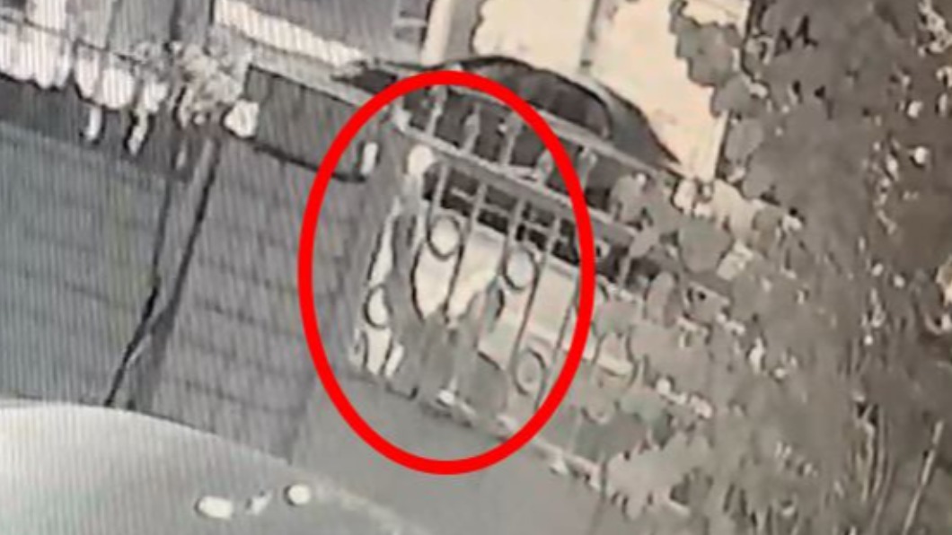 嫌犯拿打火機點火後逃逸。（圖／詹為元提供）