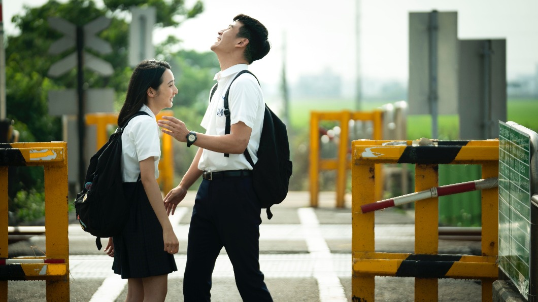 周興哲(右)、與李沐在片中結尾有動人吻戲。(圖/華映提供)