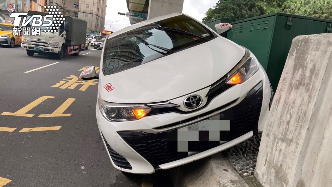 方向盤還沒回正又踩油門!女駕租賃車迴轉「開上分隔島」