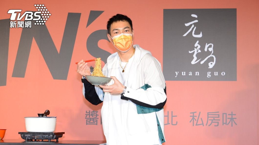 楊祐寧為自家食品站台。(圖/TVBS)