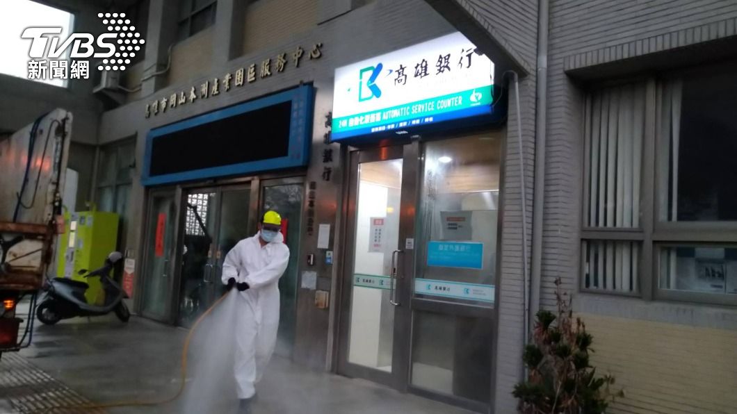 高雄市府針對確診者足跡進行消毒。(圖/高雄市府提供)