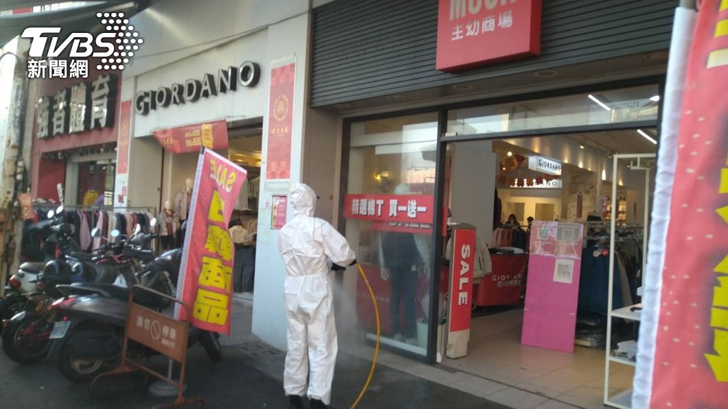 高雄市府針對確診者足跡進行消毒。(圖/高雄市府提供)