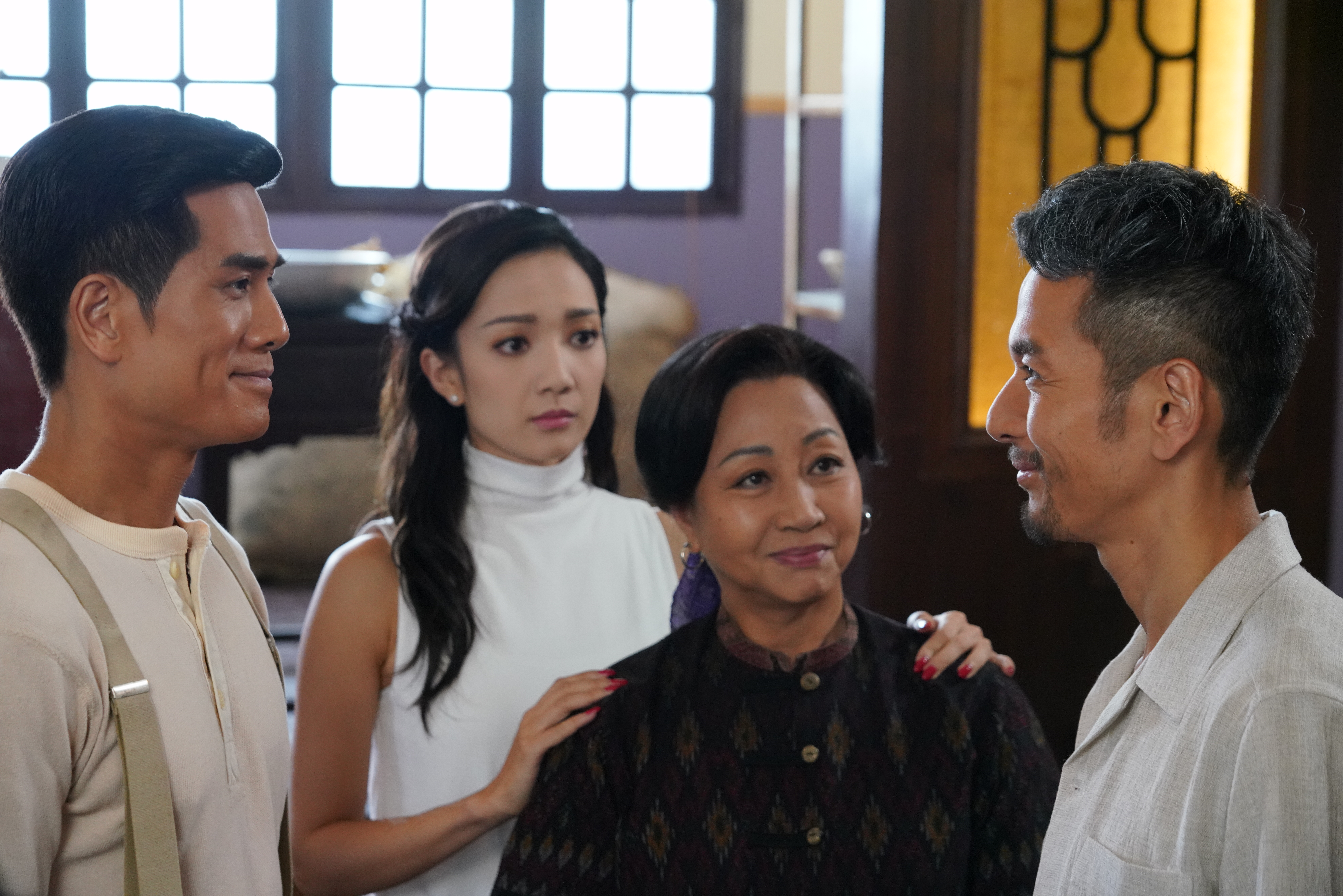 元秋(圖右二)因電影《功夫》翻紅 ,在《鐵拳英雄》再度挑戰瘋癲演技。 (圖/myVideo提供)