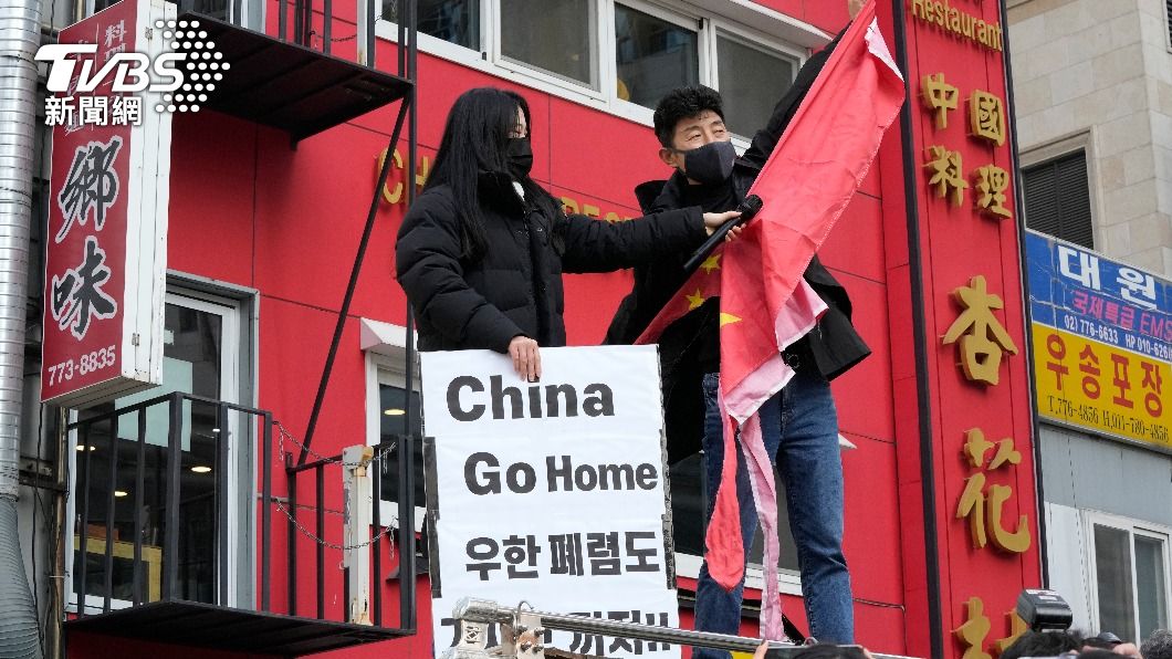 不滿冬奧判決!韓市民在陸大使館抗議 徒手撕碎五星紅旗