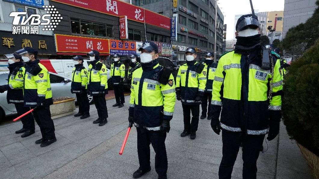 韓國警方鎮守抗議現場。(圖/達志影像美聯社)