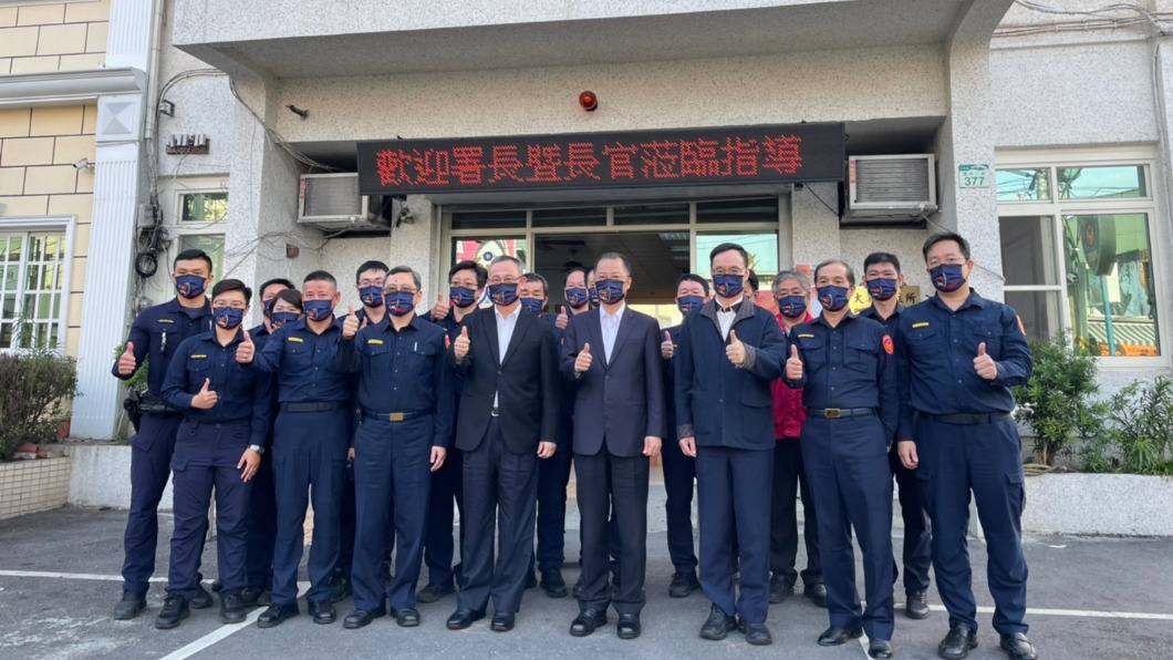 警政署署長陳家欽南下高雄大寮分駐所，表彰當年參與制伏監獄暴動員警。　圖／警方提供