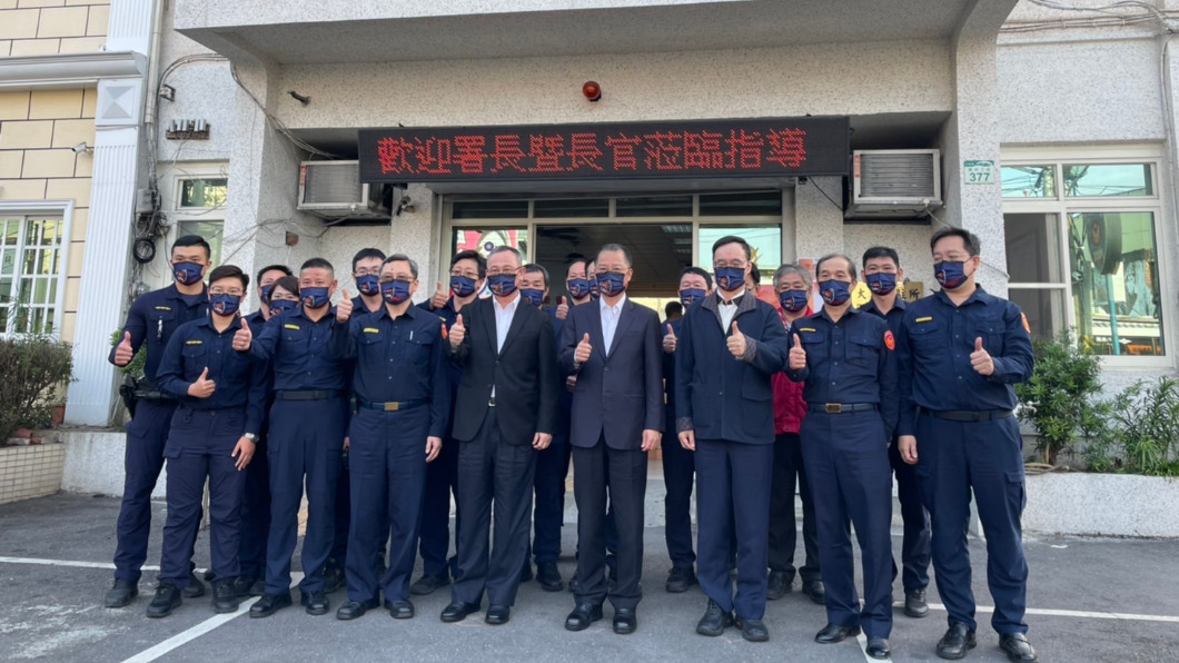 警政署署長陳家欽南下高雄大寮分駐所,表彰當年參與制伏監獄暴動員警。 圖/警方提供