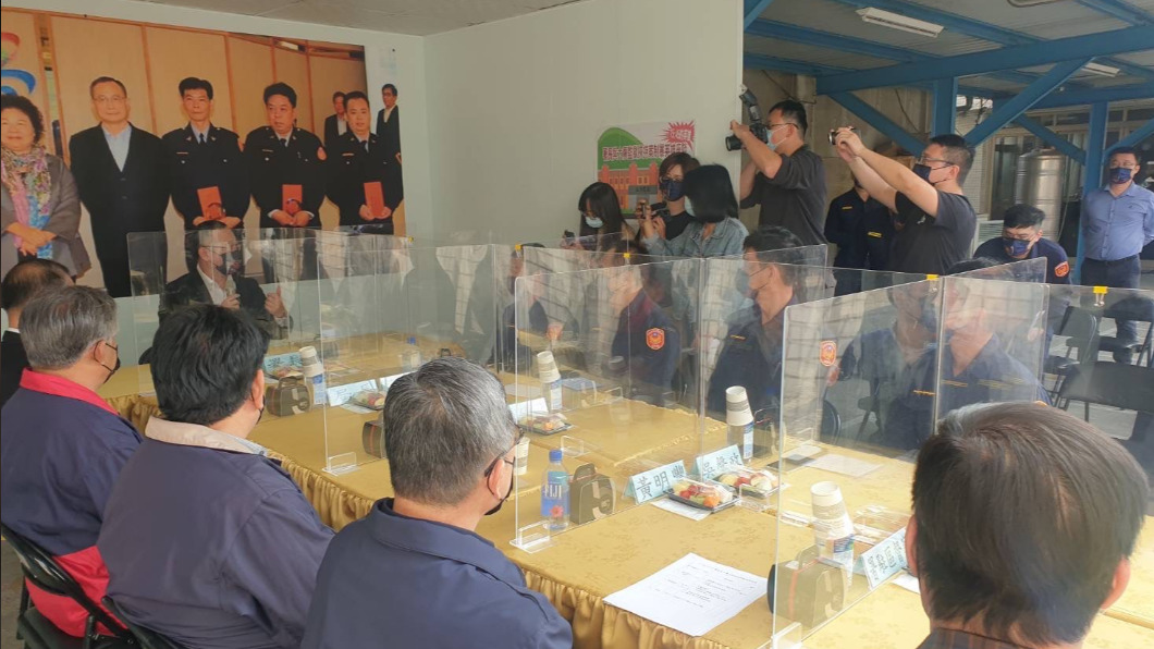 警政署署長陳家欽南下高雄大寮分駐所,表彰當年參與制伏監獄暴動員警。 圖/警方提供