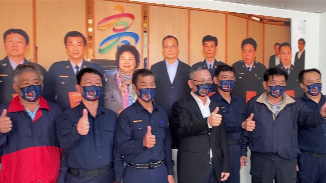 由左至右 退休警員卜仁泰、警員黃一峰、巡佐林進發、署長陳家欽、巡佐吳聲政、退休巡佐黃明豐、警員張碩彥。圖/警方提供