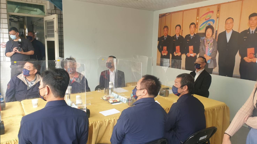 警政署署長陳家欽南下高雄大寮分駐所,表彰當年參與制伏監獄暴動員警。 圖/警方提供