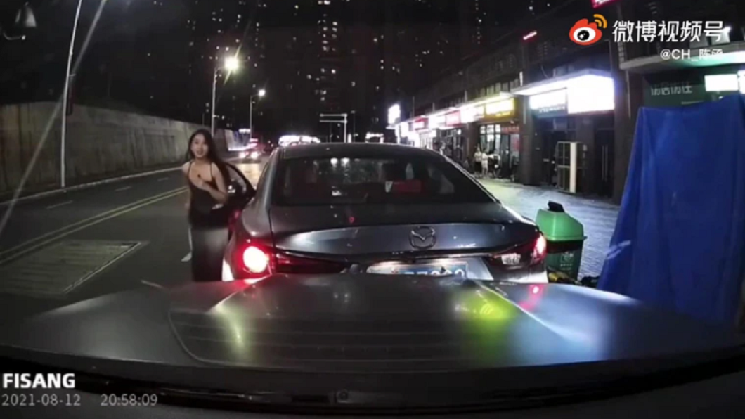 原本後車車主十分生氣但一看對方是個正妹立馬氣消了。(圖/翻攝自微博CH_陳函)