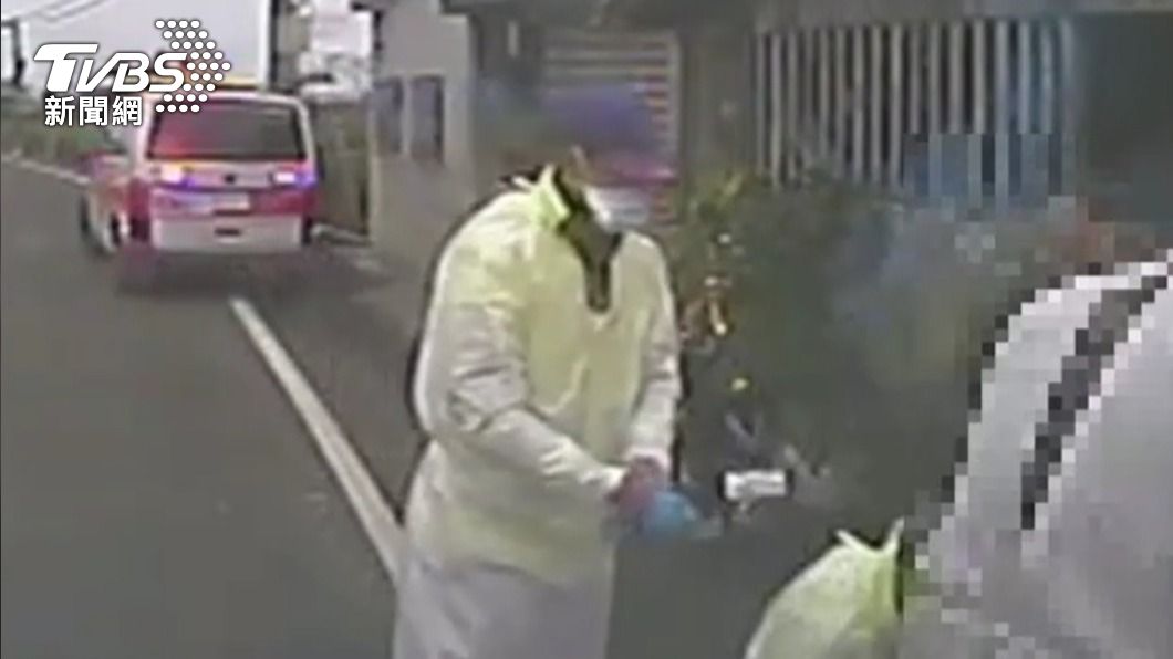 救護人員緊急將其送往醫院救治。(圖/TVBS)