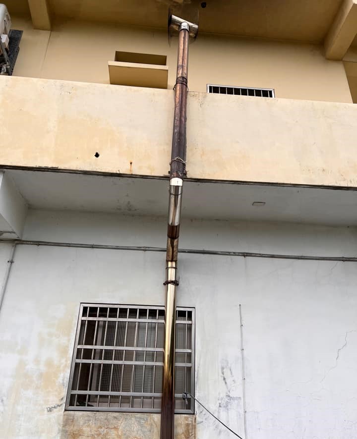 古早爐灶需要揭特殊煙囪排煙。(圖/翻攝自爆廢公社)