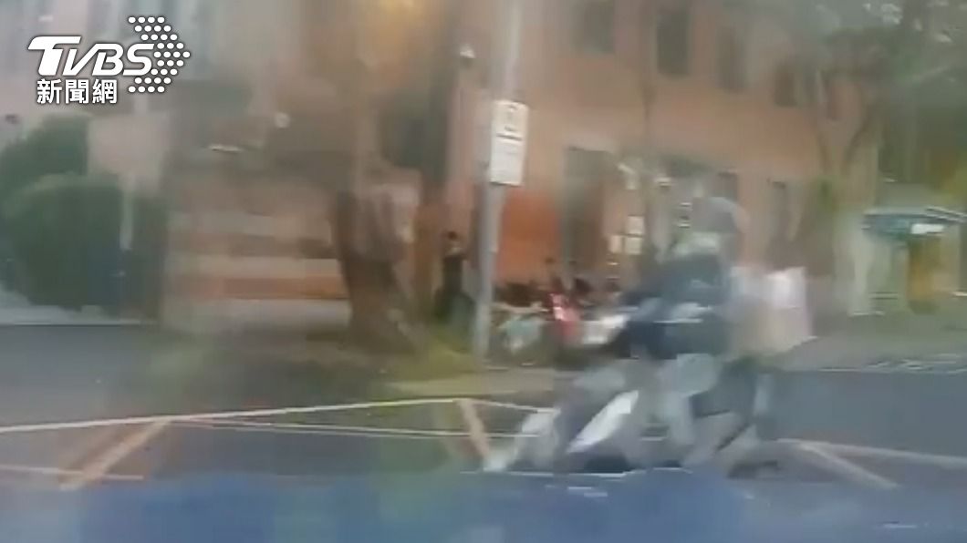 女駕駛右轉後闖入對向車道。(圖/TVBS)