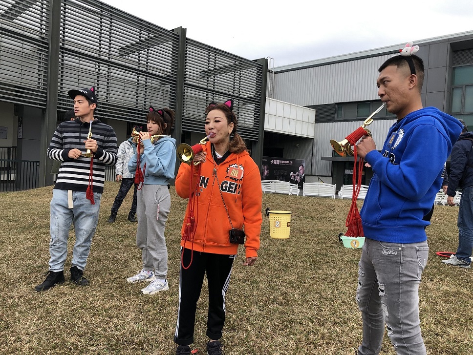 鳳梨鼠薯同台楊繡惠比拚「吹喇叭」。（圖／中視提供）