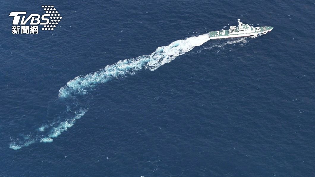 日本海上自衛隊艦艇、直升機也加入搜索工作。（圖／達志影像美聯社）