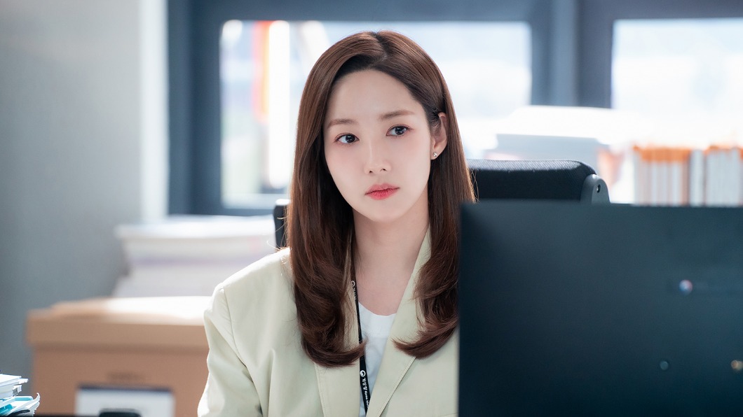 朴敏英三度扮演職場女性。(圖/Netflix提供)