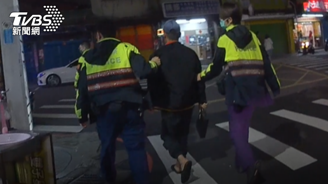 員警將失聯移工帶回。(圖/TVBS)