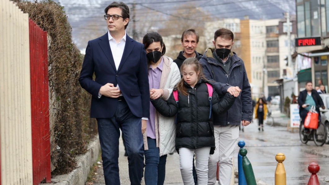 彭達羅夫斯基彷彿隨扈般,緊跟在阿德米身邊。(圖/翻攝自Stevo Pendarovski 推特 @SPendarovski )