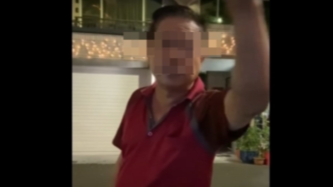 李女控訴,自己只是將車停在男子機車旁就被恐嚇。(圖/翻攝自爆料公社)