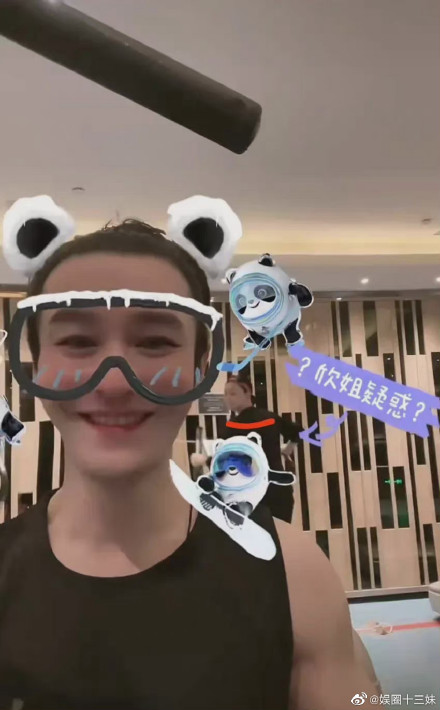 黃曉明健身影片中驚現蔣欣。(圖/翻攝自微博)