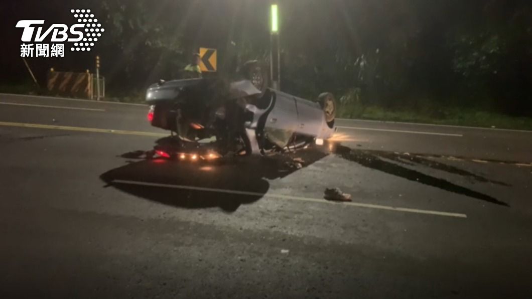 四輪朝天！基隆濱海公路轎車自撞翻覆　5男掛彩送醫