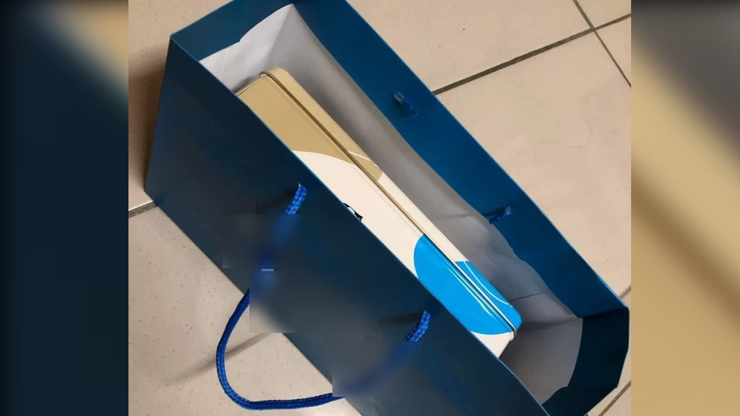 原PO上班前順路買了熱銷蛋捲。(圖/翻攝自爆怨公社)