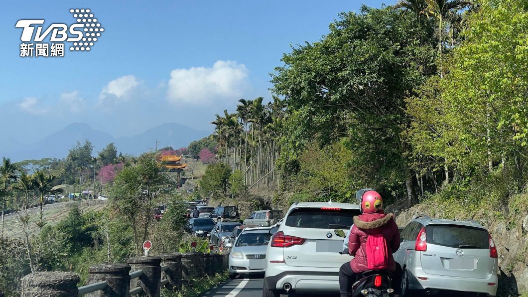 彌陀禪寺周邊道路狹窄,還有人路邊停車影響交通。圖/TVBS
