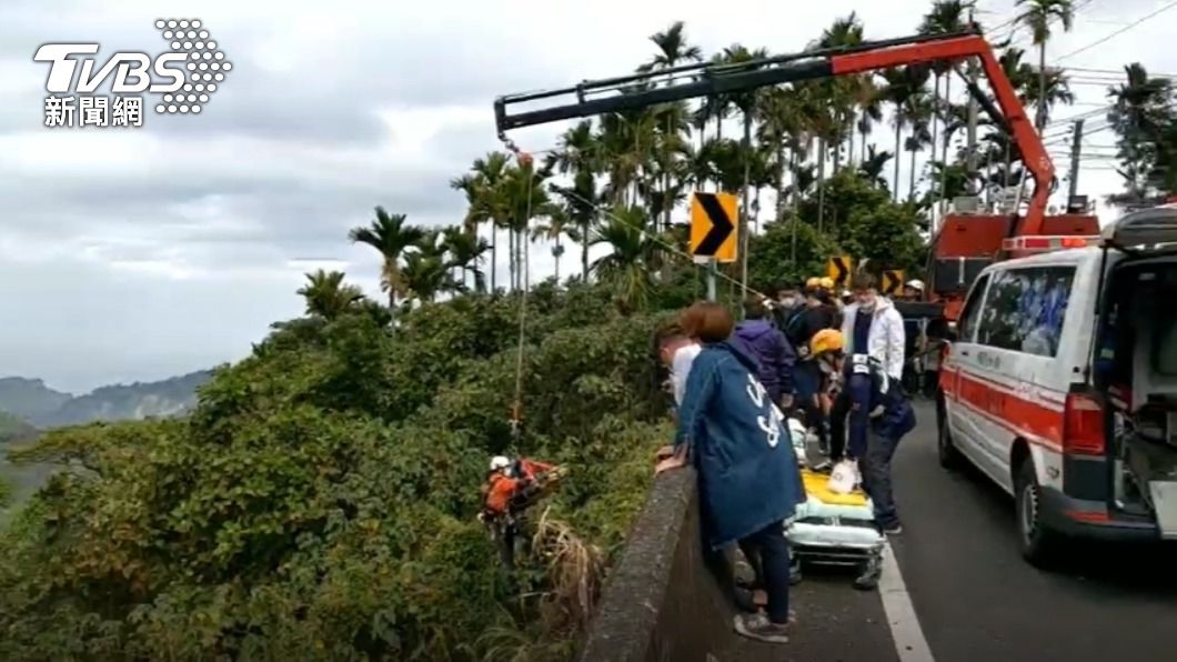 失控自撞!兄弟雙載阿婆灣跑山 車卡護欄哥哥墜谷