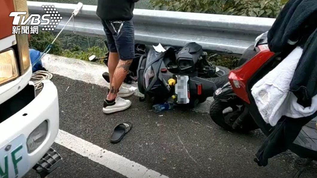 機車卡在護欄當中。（圖／TVBS）
