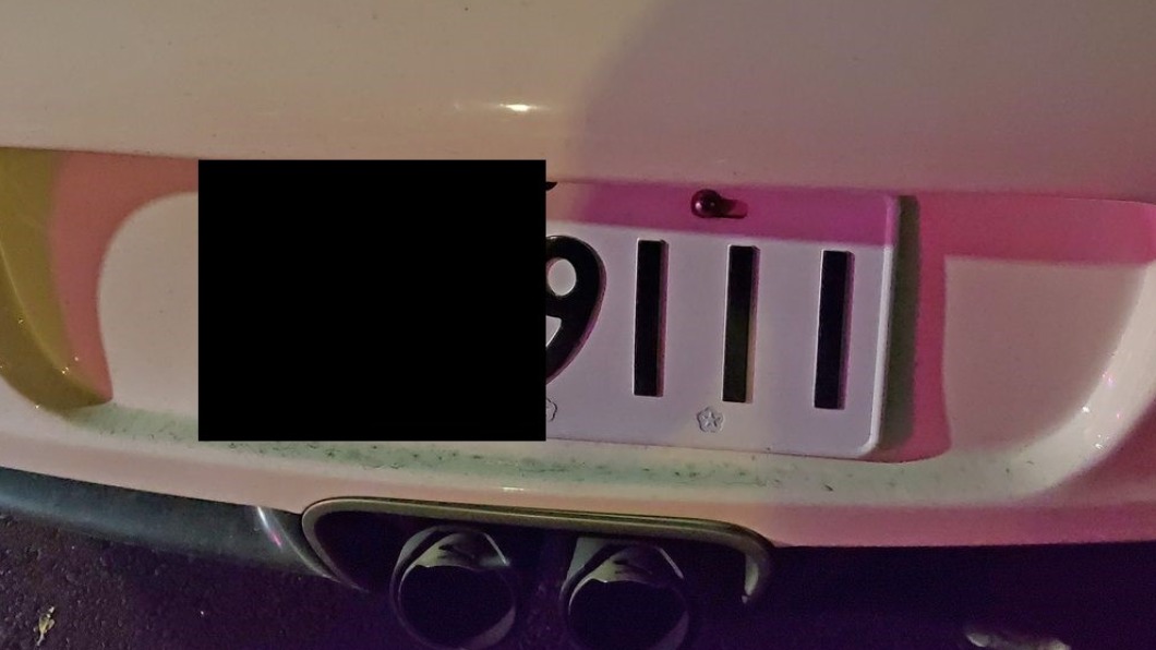 原Po開車經過巷口發現路邊保時捷後車牌疑似塗反光液。(圖/翻攝自PTT)