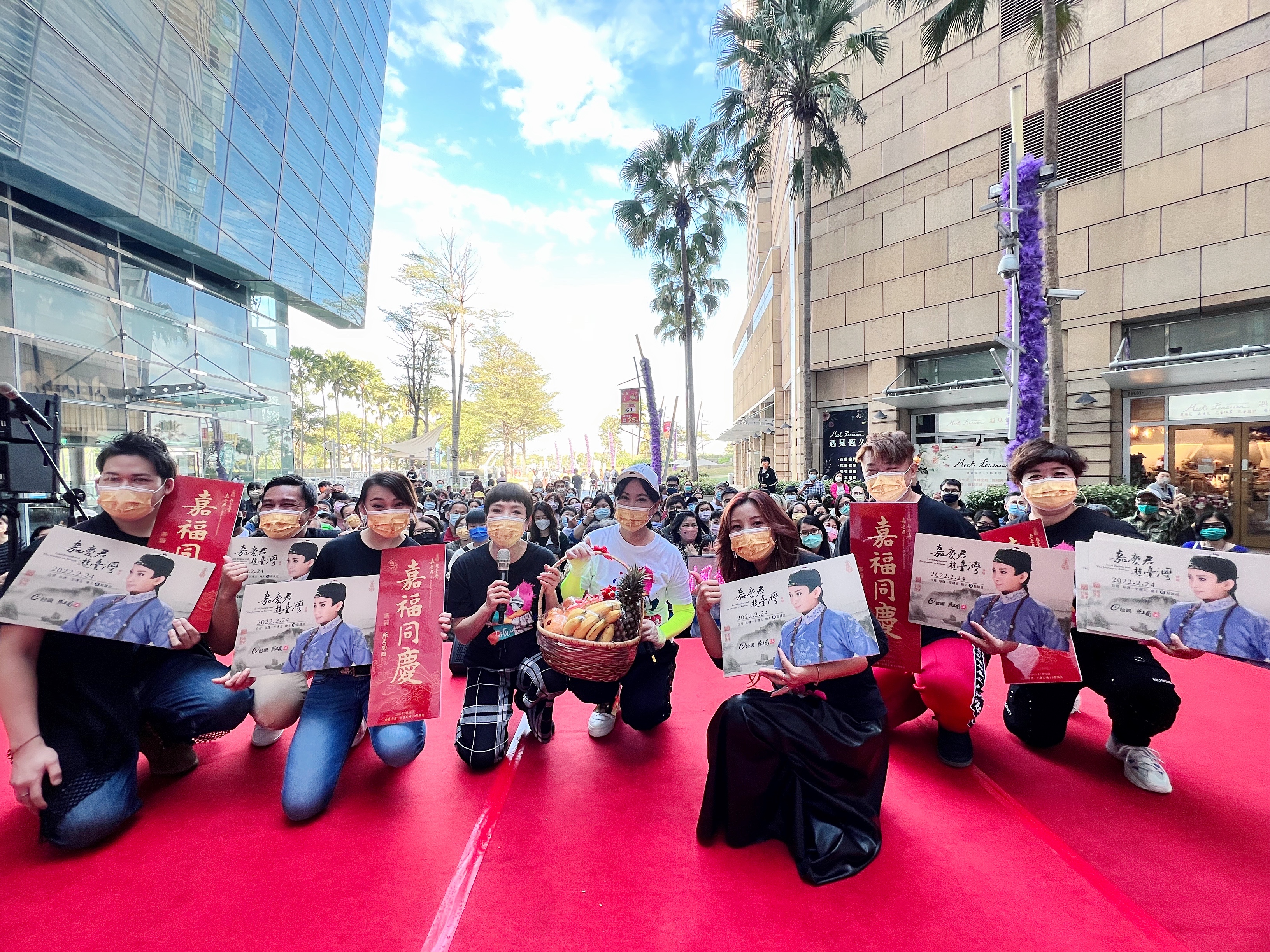 陳亞蘭(中白衣)與《嘉慶君遊臺灣》主要演員來到高雄夢時代辦見面會。(圖/欣湉國際提供)