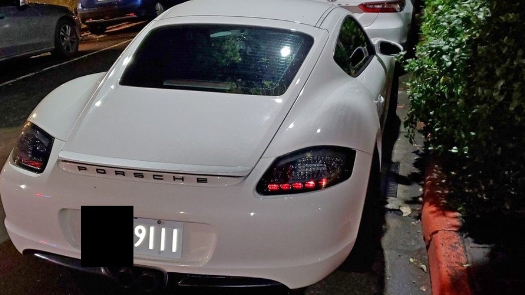 原Po貼出路邊保時捷後車牌疑似塗反光液的照片。(圖/翻攝自PTT)