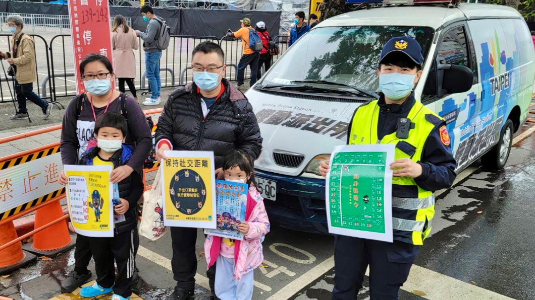 賞燈人潮多　北市保大機動派出所熱區拚治安、宣導反詐騙