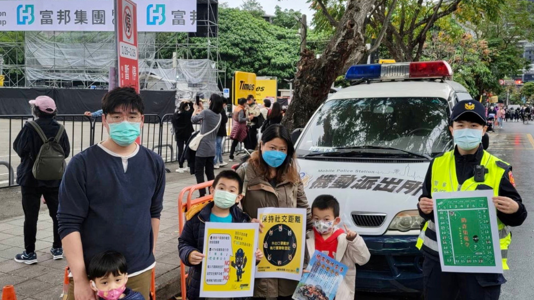 北市保大機動派出所宣導反詐騙。 (圖/警方提供)