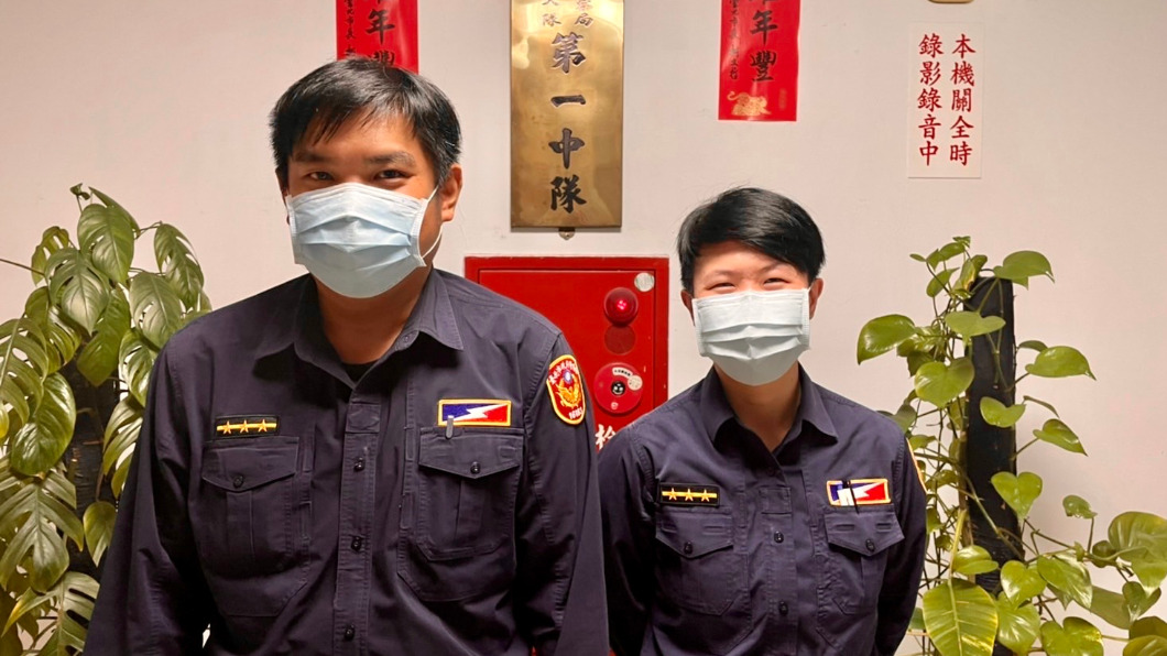 臺北市保安警察大隊第一中隊警員林明輝、高采羚(由左至右)。圖/警方提供