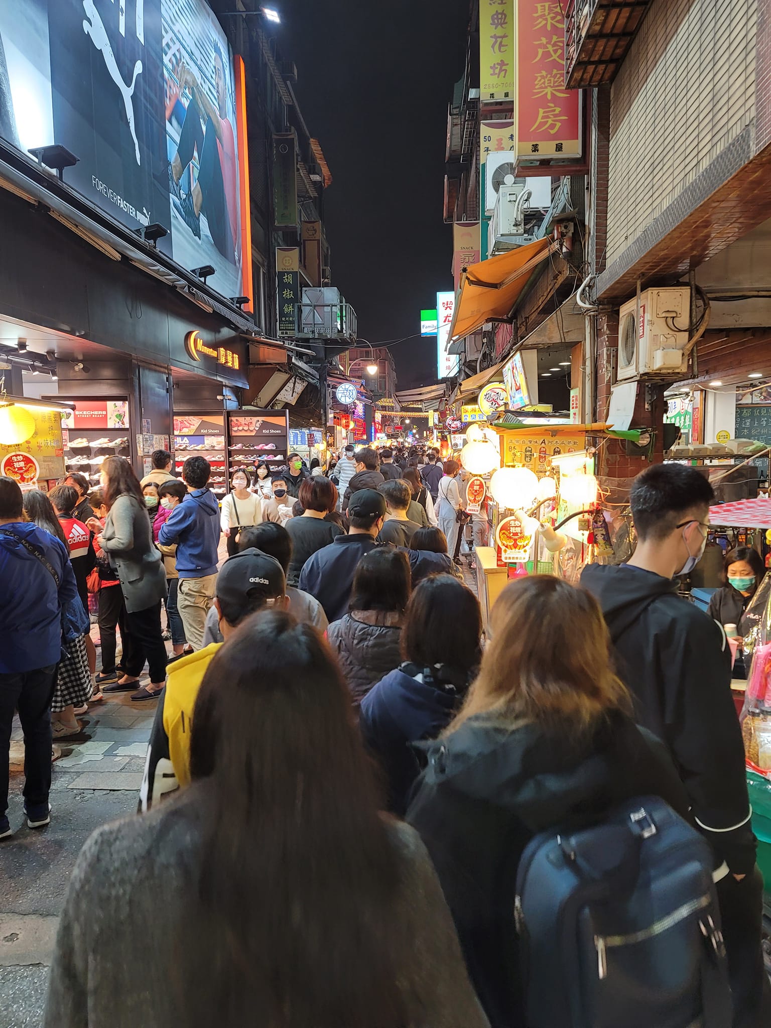 遊客逛燈會,也替士林夜市帶來人潮。(圖/翻攝自士林夜市商圈 Shilin Night Market臉書)