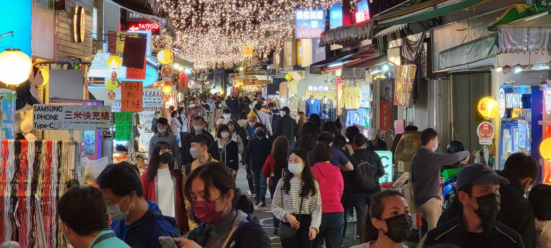 由於台北燈節的舉行,許多遊客大逛士林夜市。(圖/翻攝自台北市士林夜市國際觀光發展協會)